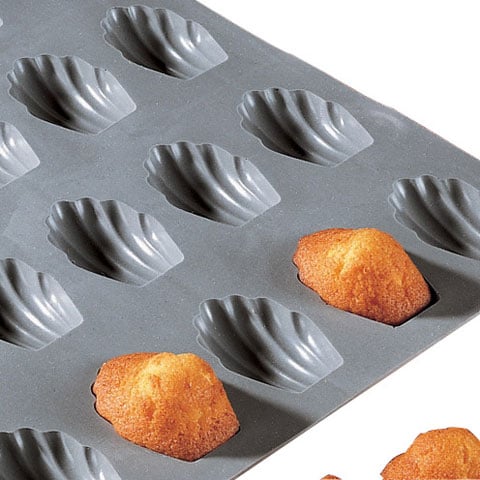 SILICONE 9-PORTION MADELEINE MOLD