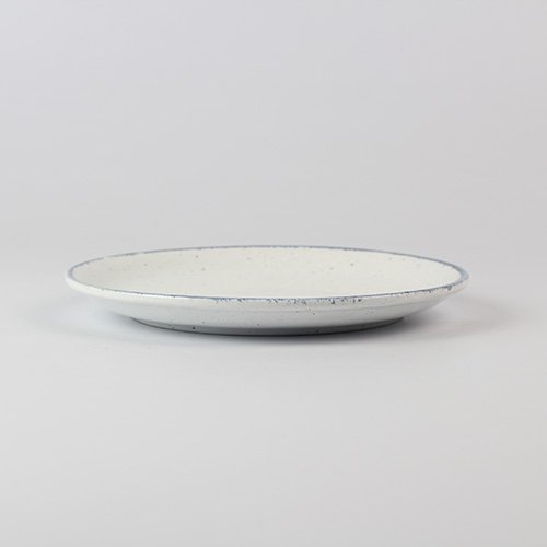 PORCELAIN ROUND COUPE PLATE Ø12", SPECKLED WHITE WITH BLUE RIM