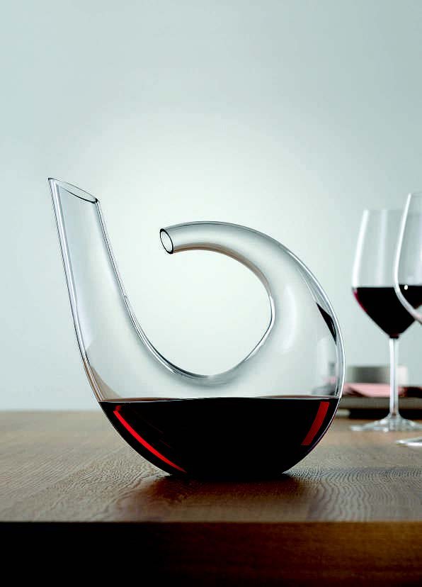 Decanters, pitchers and jugs